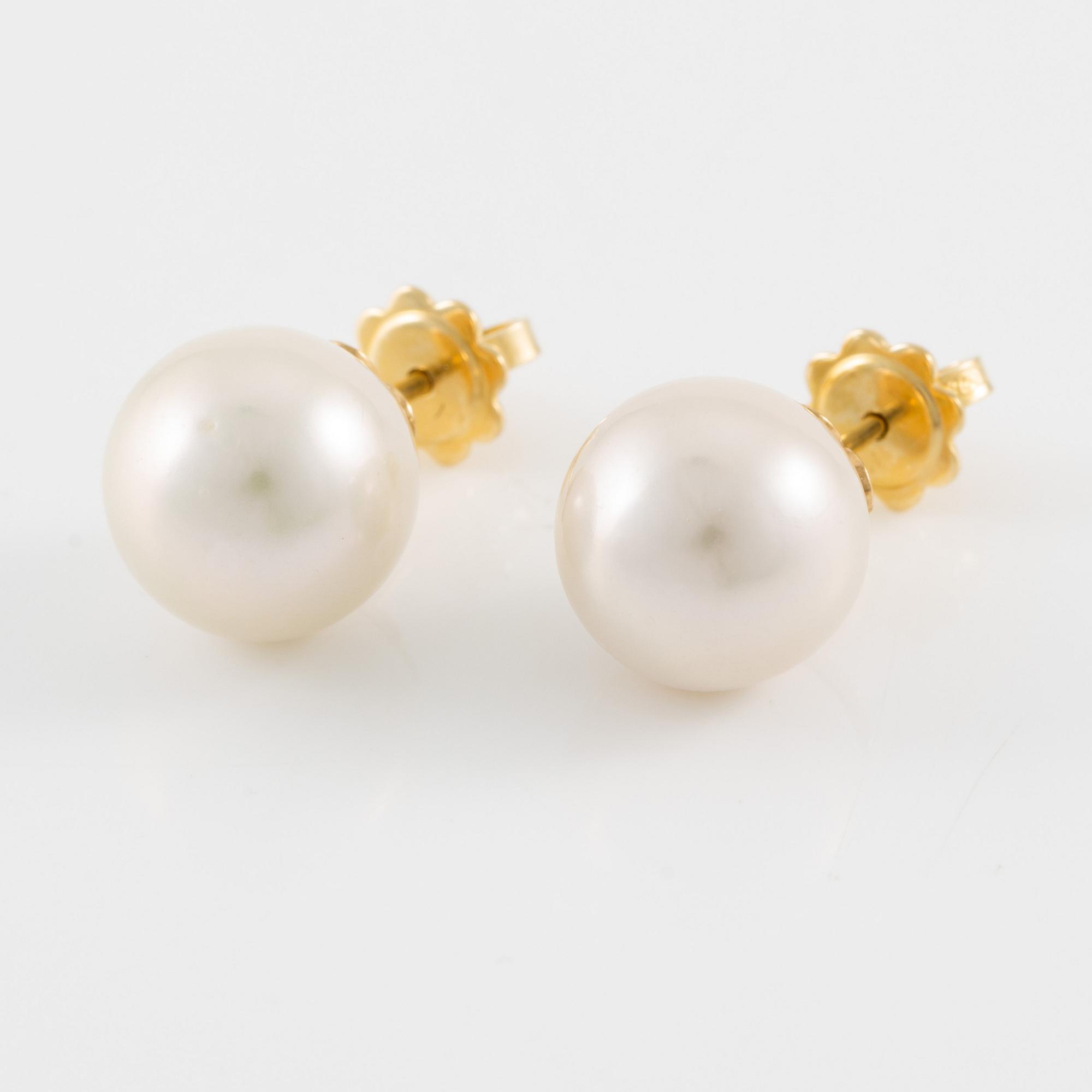 Earrings 18K gold with cultured freshwater pearls.