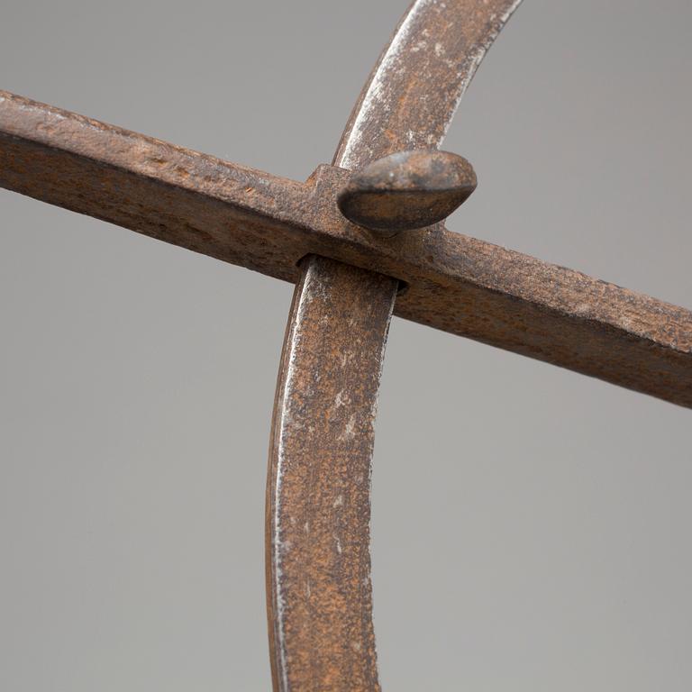 AN 18TH CENTURY CAST IRON MEASURING TOOL.