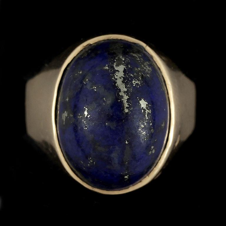 RING, 18k guld och cabochon slipad lapis lazuli 1957. Vikt ca 6,5 gram.