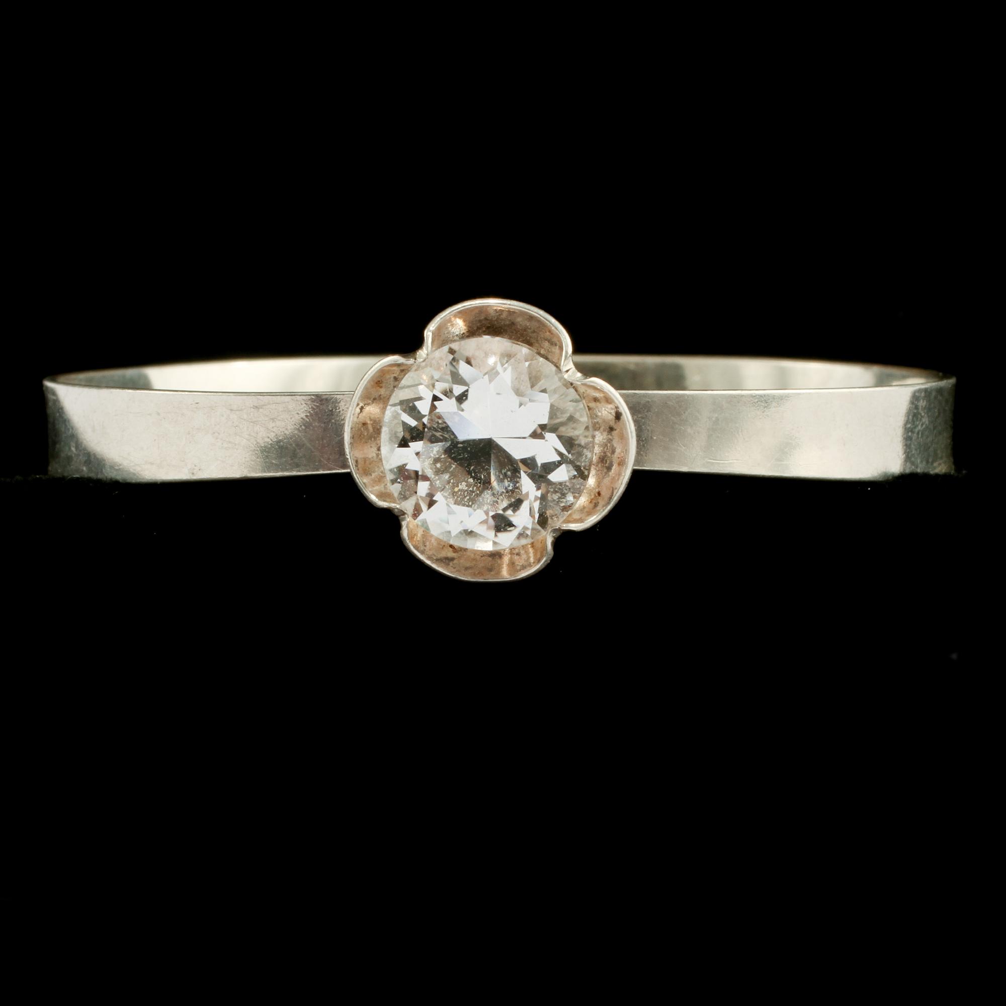 ARMRING, sterlingsilver med fasettslipad bergkristall, Alton, Falköping, 1975. Vikt 13 g.
