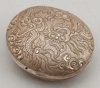 DOSA, silver, sign, Kina. Vikt ca 94 g.