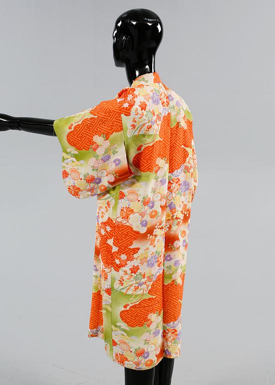 KIMONOS, 3 st, samt MORGONROCK, Japan, 1900-talets andra kvartal.