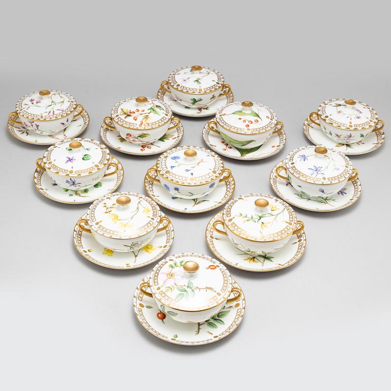 A set of 11 soup bowls with covers and stand, Bing & Gröndahl, Denmark, 20th Century. Hausmalerei.