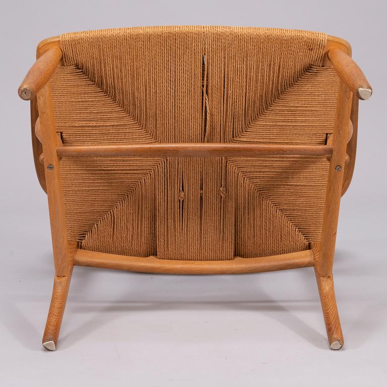 Hans J. Wegner, Fåtölj, modell CH 22, Carl Hansen & Sons, Odense.