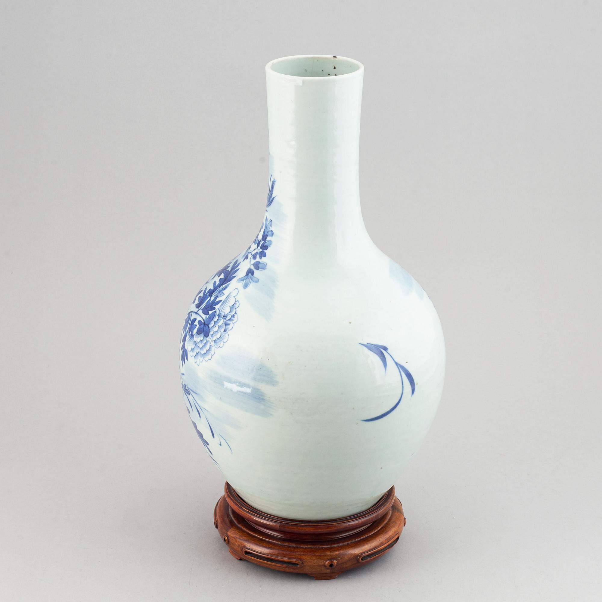 A blue and white tianqiu ping vase, late Qing dynasty.