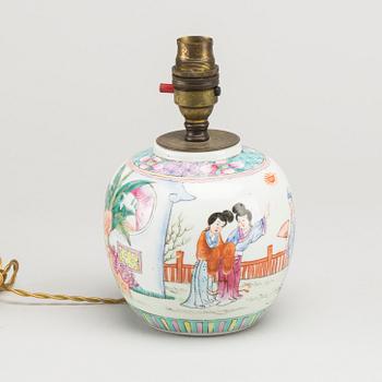 A SET OF 3 CHINESE PORCELAIN FROM THE 18/19TH CENTURY.