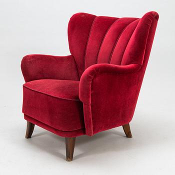 A mid-20th-century armchair.