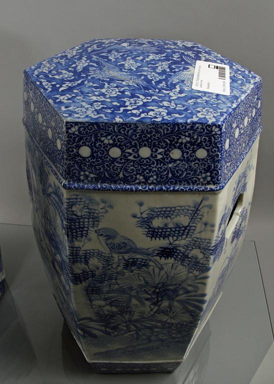 TRÄDGÅRDSPALLAR, ett par, porslin, Kina.