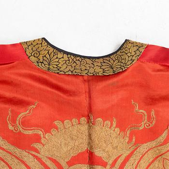 An embrodered silk robe, Qing dynasty (1644-1912).