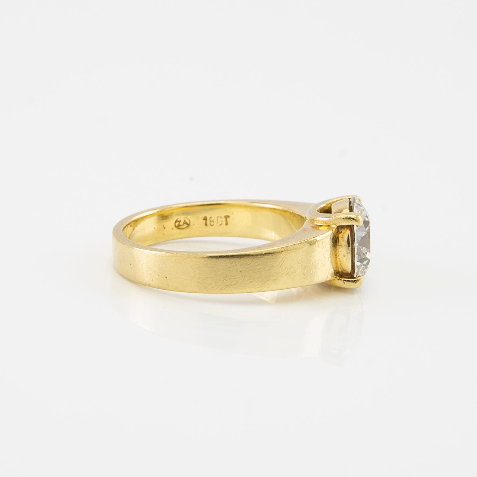 Ring solitär 18K guld med en ca 2,14 ct rund briljantslipad diamant.
