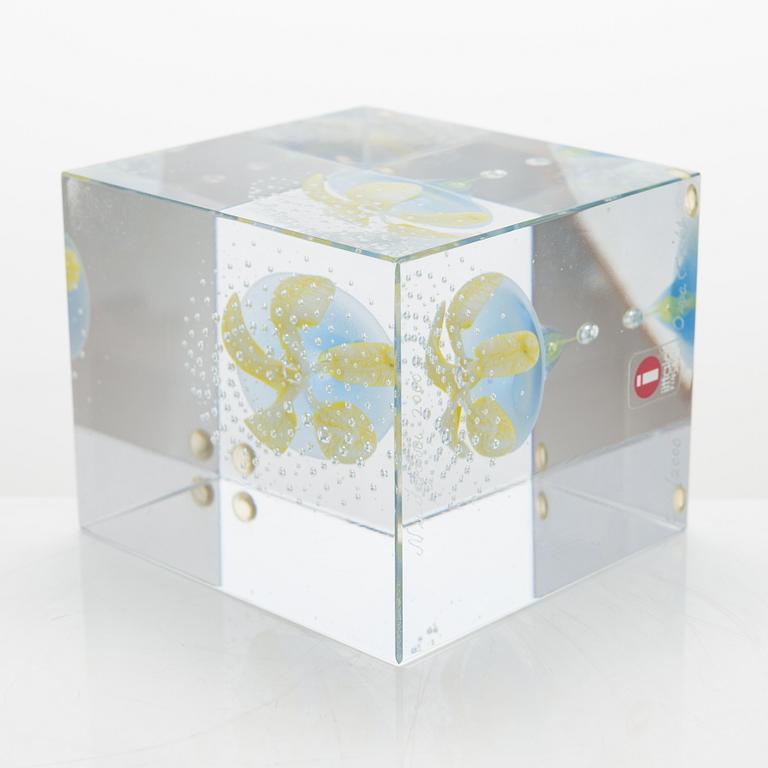 Oiva Toikka, annual glass cube 2000, signed Oiva Toikka Nuutajärvi 2000, 528/2000.