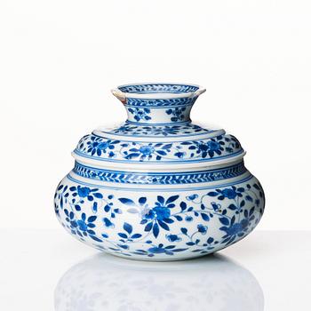 A blue and white vase, Qing dynasty, Kangxi (1662-1722).