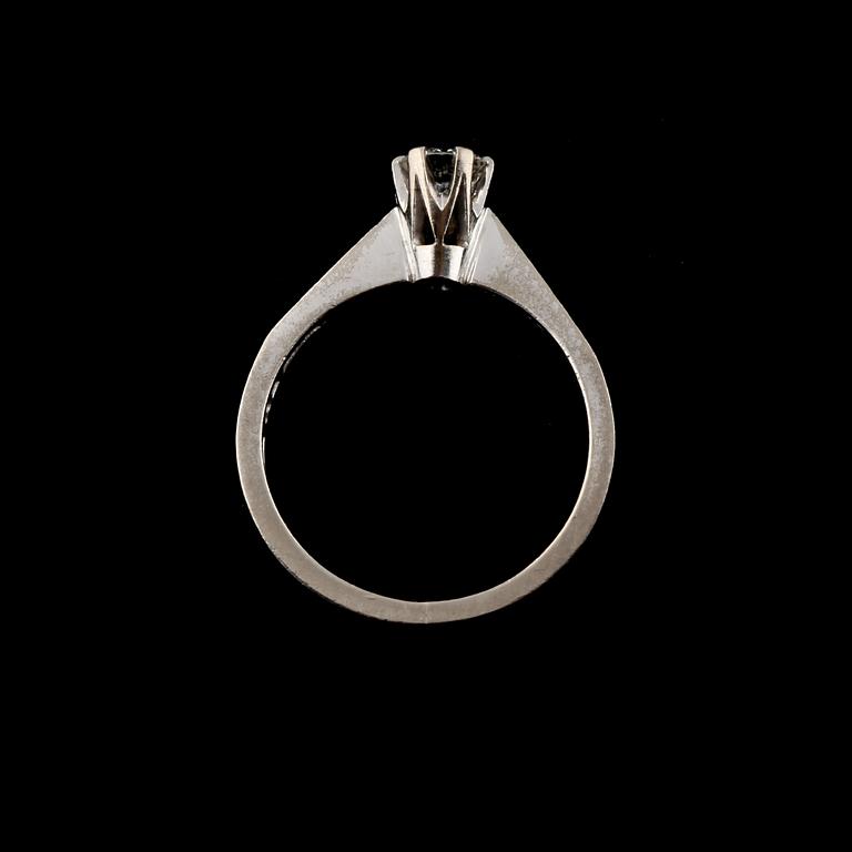 RING, 18K vitguld med briljantslipad diamant, 0.40 ct, Olof W Nilsson, Kristianstad, 1977. Vikt 5,1 g.