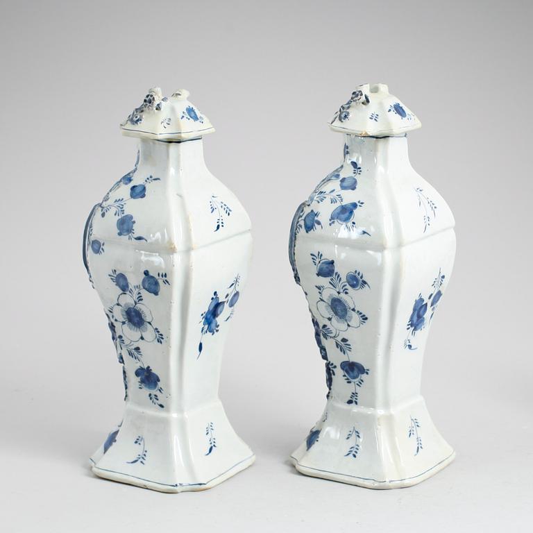 LOCKURNOR, 1 par, fajans, sannolikt Holland 1700-tal.