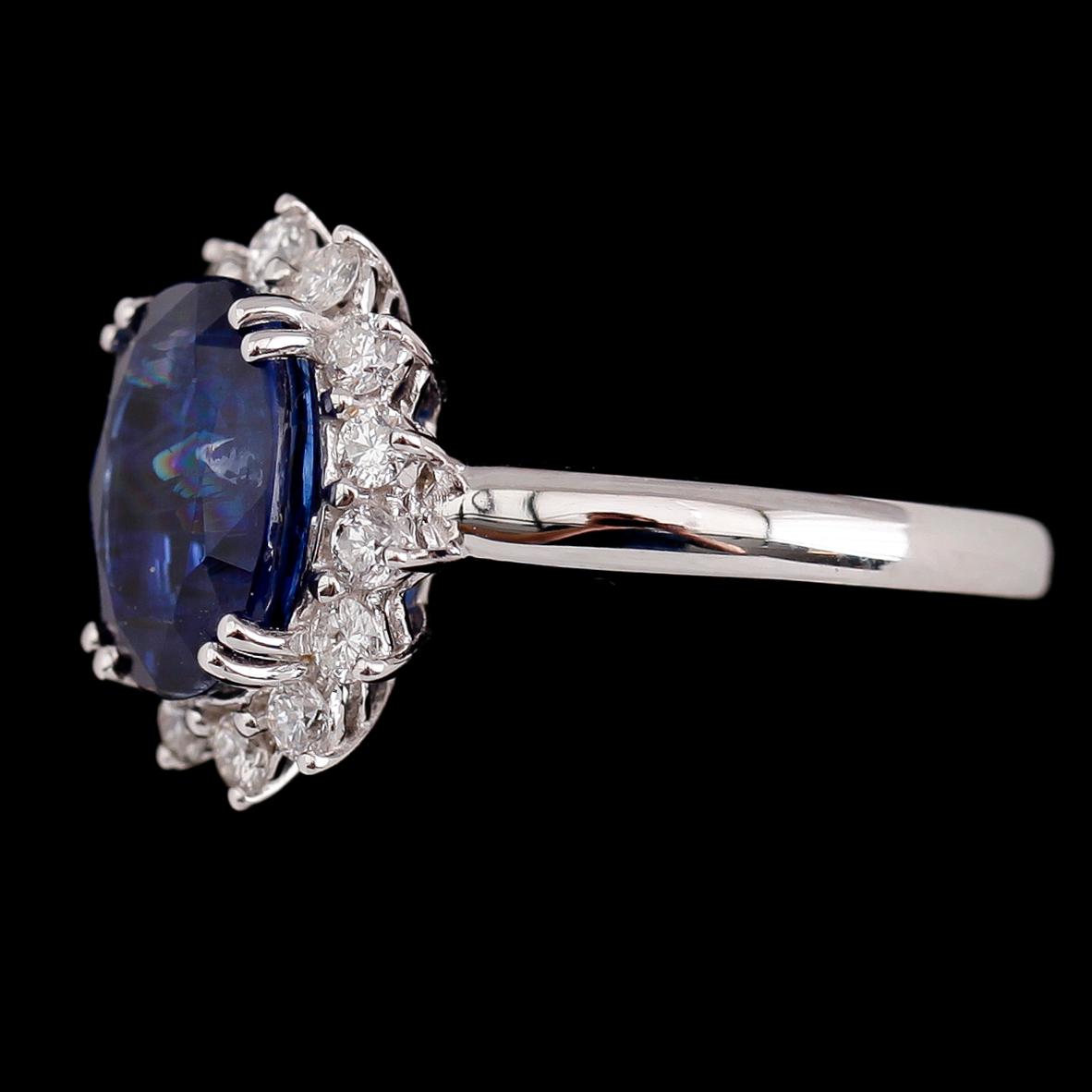 RING, 18 k vitguld, 14 briljantslipade diamanter tot ca 0.48 ct, kyanit ca 3.05 ct.