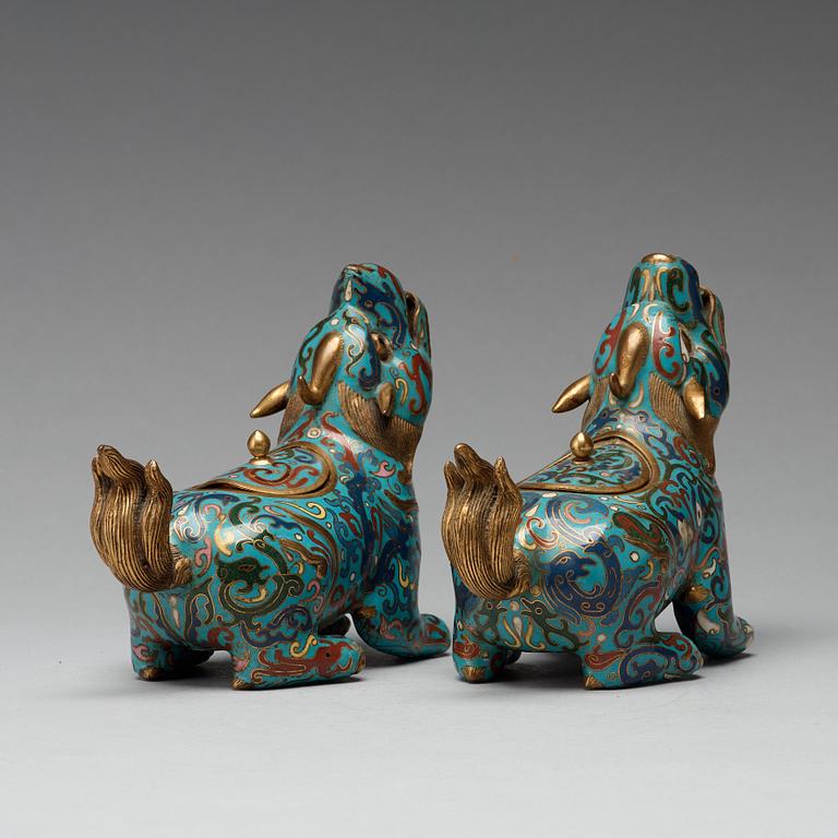 A pair of cloisonné censers, Qing dynasty, early 19th Century.