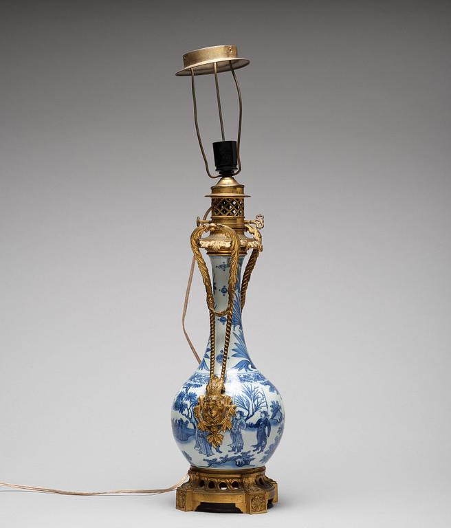 A blue and white Transitional vase, 17th Century.