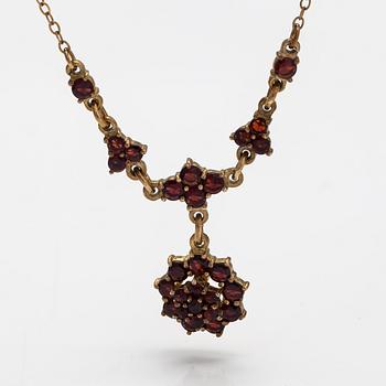 Ring, örhängen och halsband, förgyllt silver och granater.