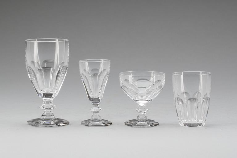 GLASSERVIS, 47 delar. 30 snarlika delar medföljer.