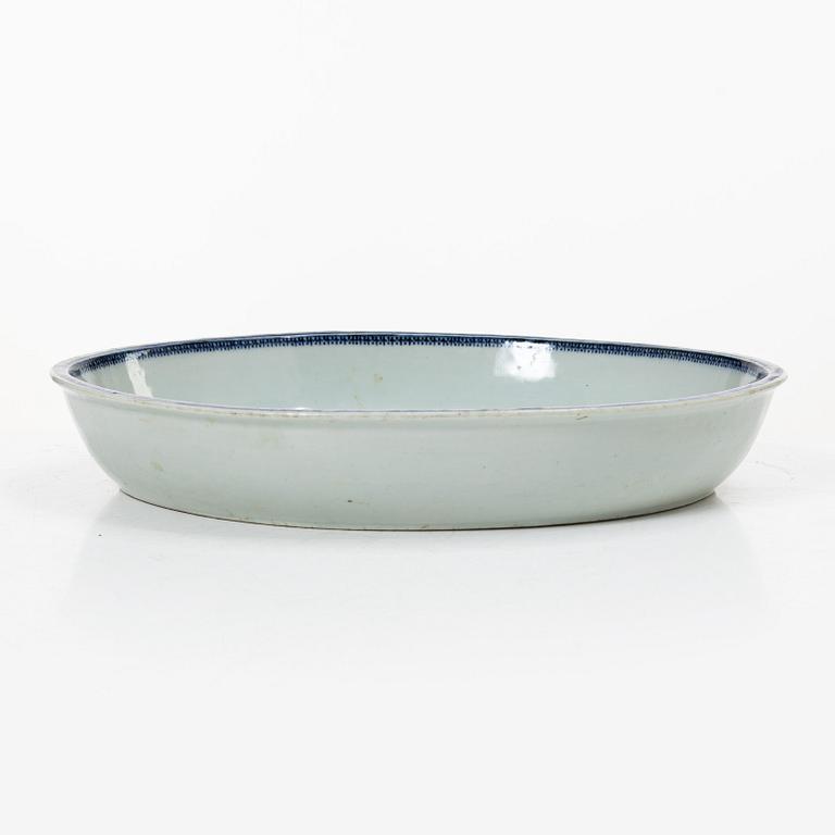 A blue and white export porcelain dish, China, Qianlong (1736-95).