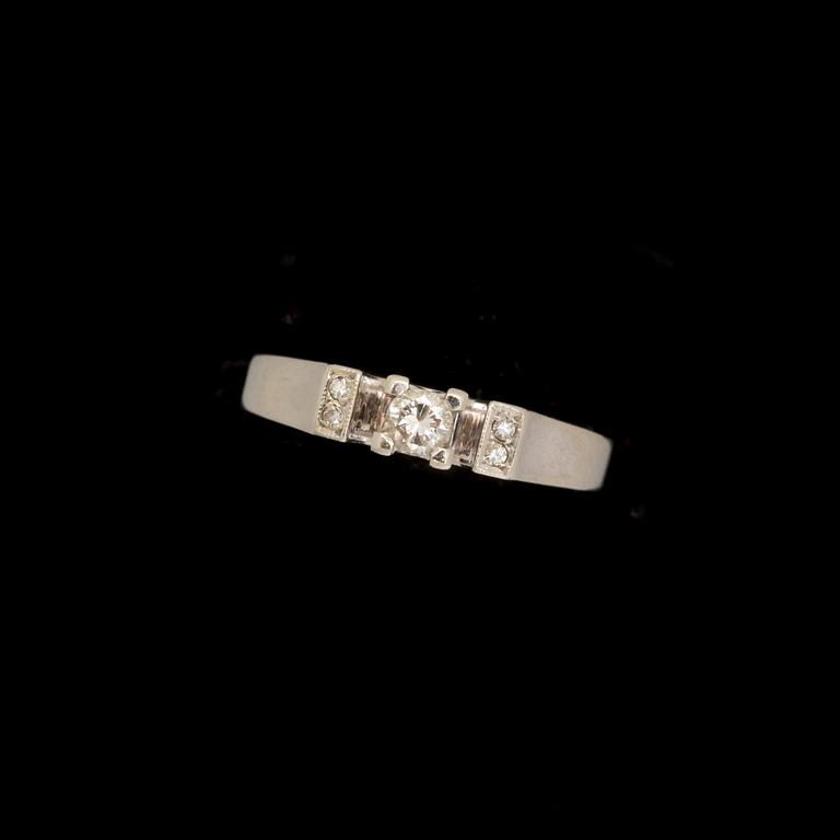 RING, 18k vitguld med briljantslipad diamant samt åttkantslipade diamanter, totalt ca 0,18 ct. Vikt ca 2 g.
