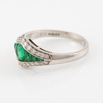 Ring, platinum with emerald and brilliant-cut diamonds.