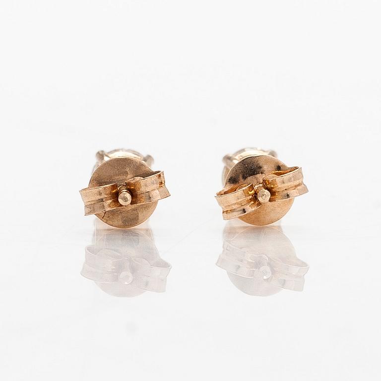 Earrings in 14K gold set with brilliant-cut diamonds.