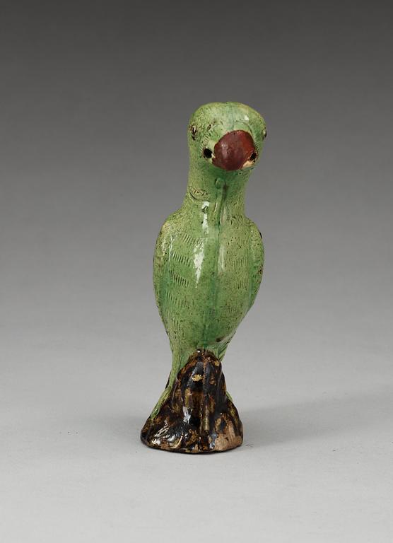 A green glazed figure of a bird, late Qing dynasty.