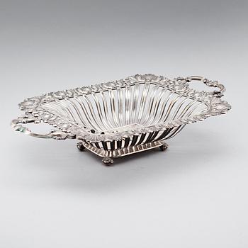 BRÖDKORG, silverplåt, 1800-talets  första hälft. Vikt ca 434 gram.