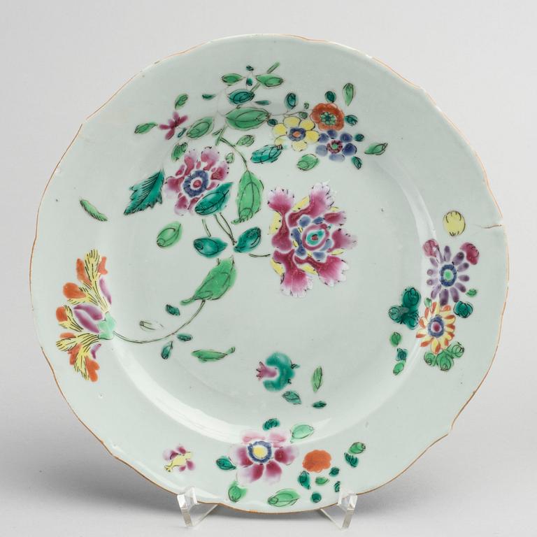 FOUR CHINESE PORCELAIN DISHES, 18TH AND 19TH CENTURY.