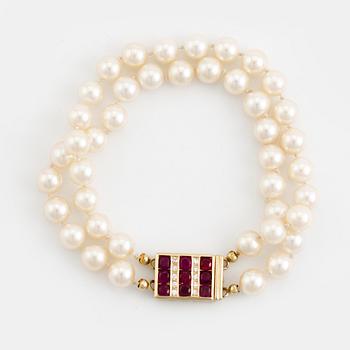 Cultured pearl bracelet, clasp 18K gold with rubies and eight cut diamonds.