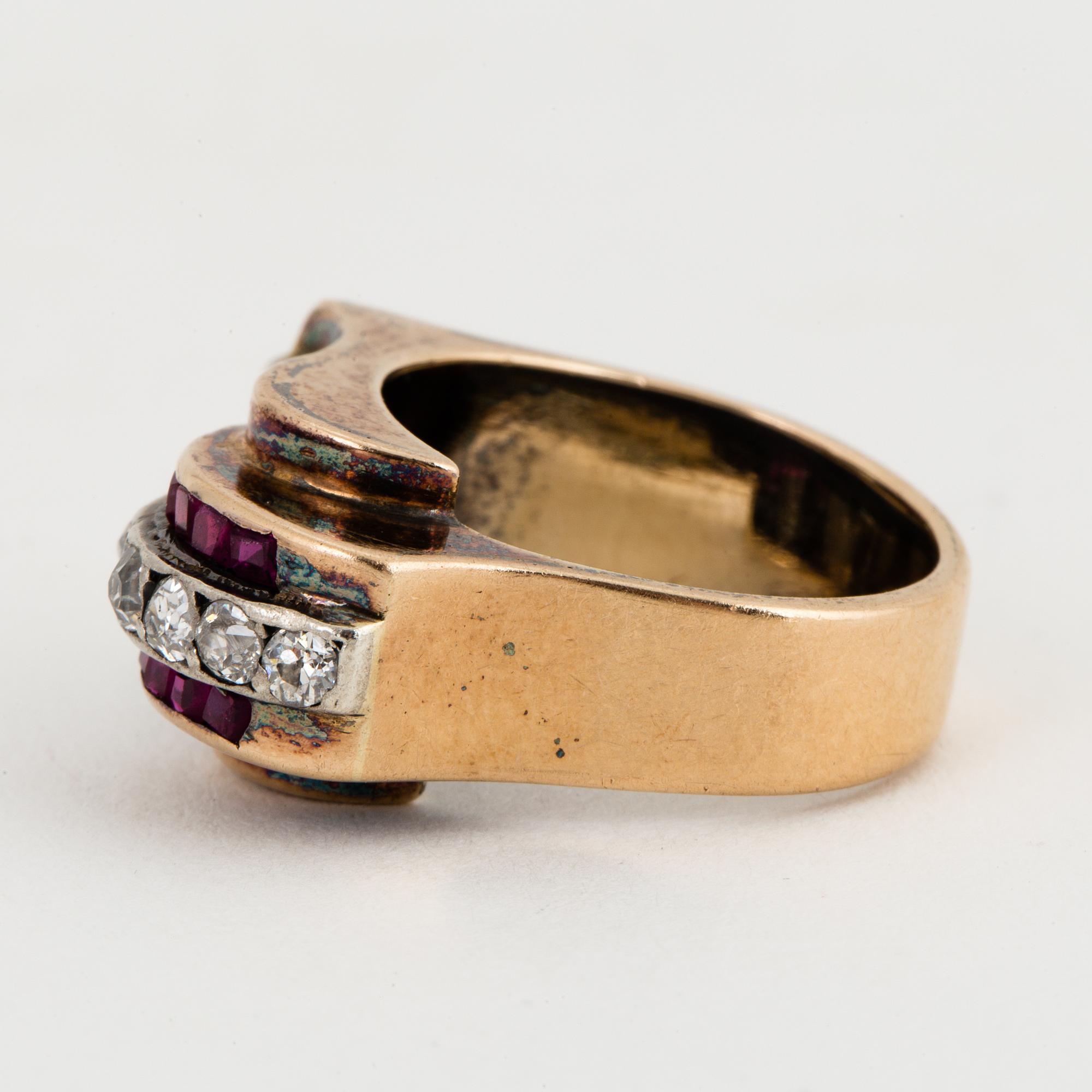 RING, Art déco, 18K gold with a diamond approx 0.65 cts, small diamonds 8/8 approx 0.40 cts and small rubies.