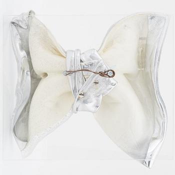 Jan Naliwajko, skulptur, plast och plexiglas, signerad (på väggfästet).