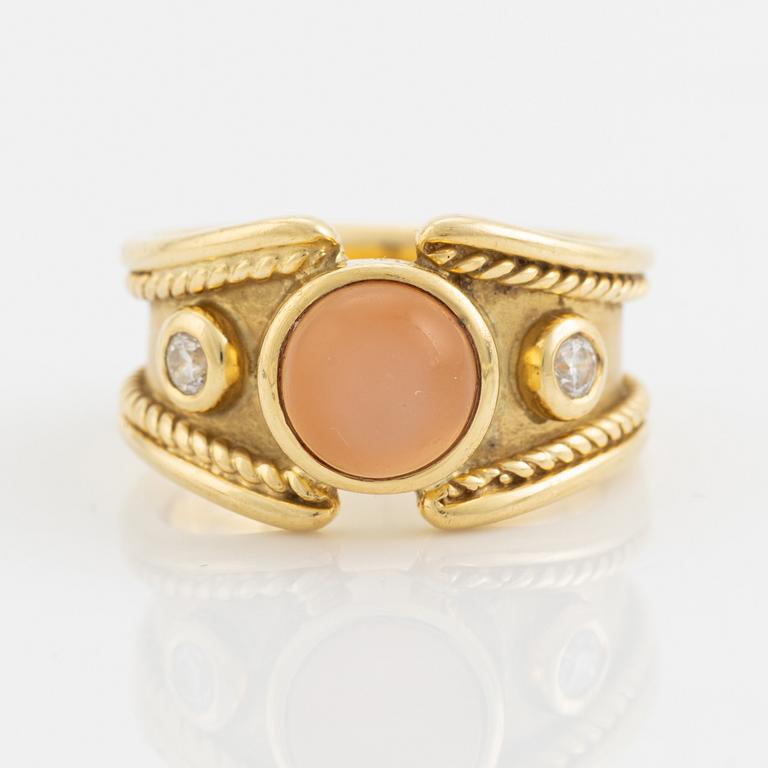 Ring, 18K guld med cabochonslipad rosa sten och briljantslipade diamanter.