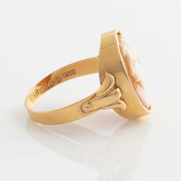 A demi-parure in 18K gold with sea shell cameos.