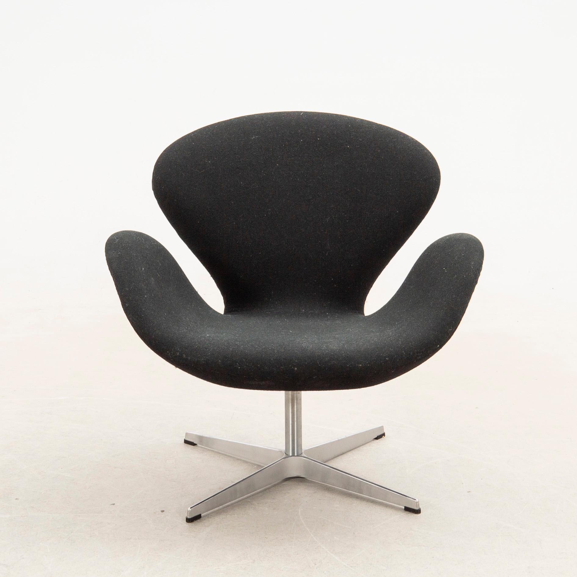 Arne Jacobsen, fåtölj, "Svanen", designad av Fritz Hansen, Danmark, 2002.