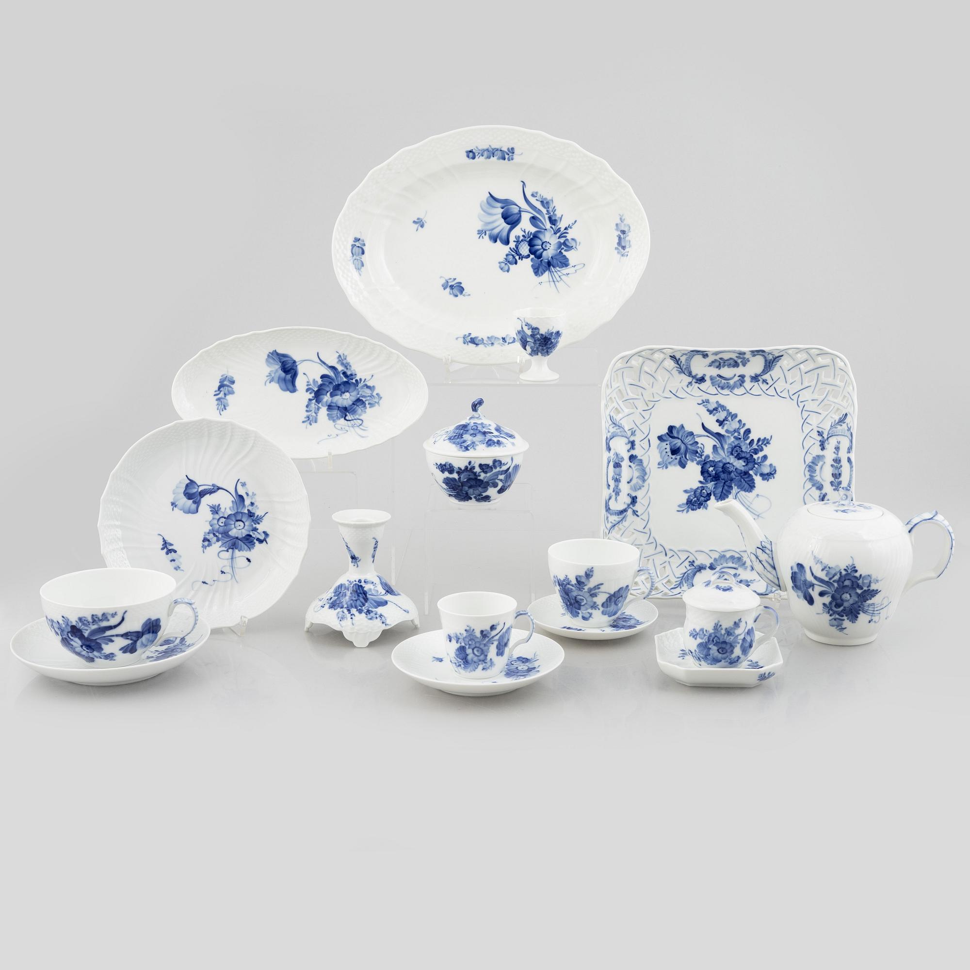 Royal Copenhagen, servisdelar, 60 delar, porslin, "Blå blomst", Danmark.