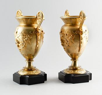 URNOR, 1 par, förgylld brons, 1800-talets mitt.