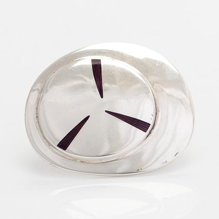 Juhani Linnovaara, riipus/rintaneula, sterlinghopeaa ja emalia, "Dyckia", Lapponia 1975.