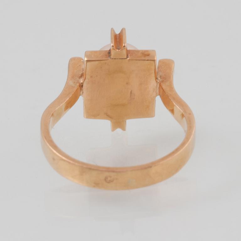 RING, 18K guld med odlad pärla, utländsk stämpel. Vikt 5,8 gram.