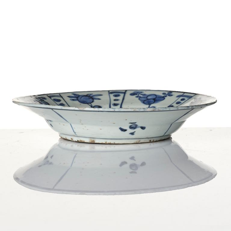 A blue and white kraak porcelain dish, Ming dynasty, Wanli (1572-1620).