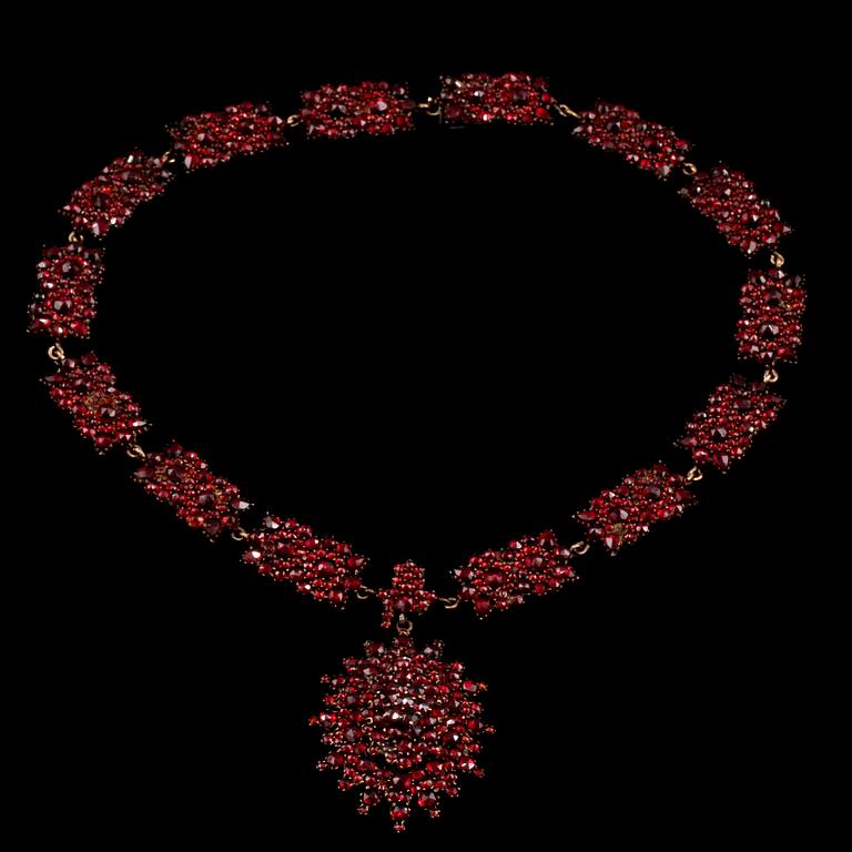 COLLIER, förgyllt silver med fasettslipade granater, sekelskifte 1800/1900-tal.