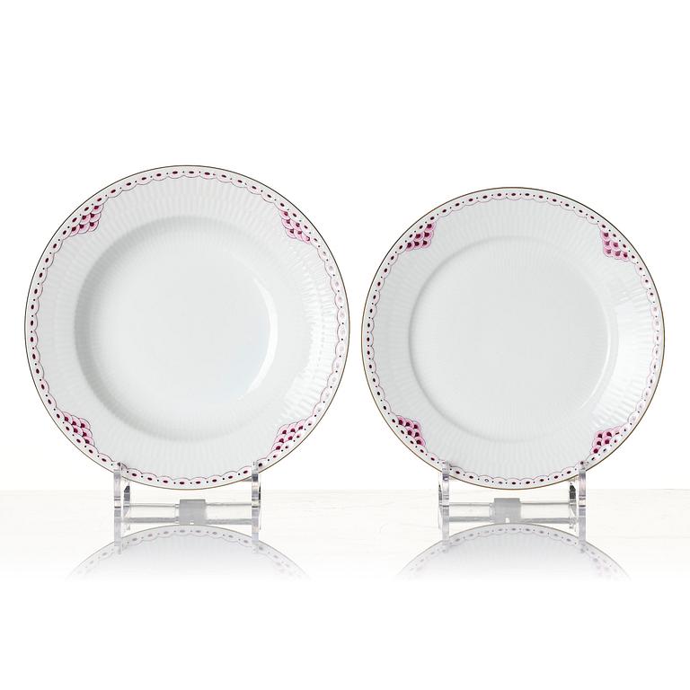 Tallrikar, 32 stycken, porslin. "Purpur Lace", Royal Copenhagen, Danmark, 1990-tal.