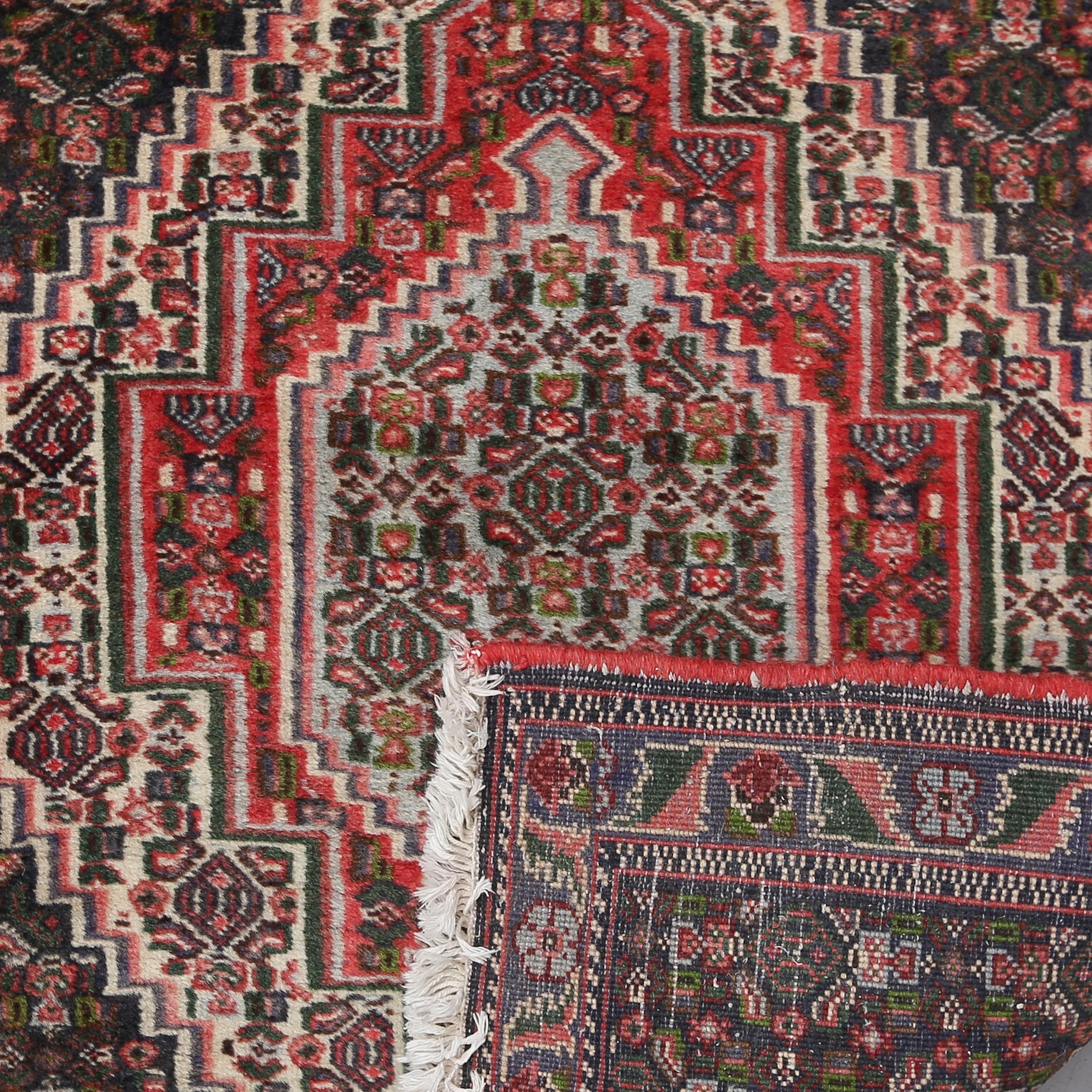MATTOR, 2 st, orientaliska. Ca 95 x 82 samt 97 x 74 cm.