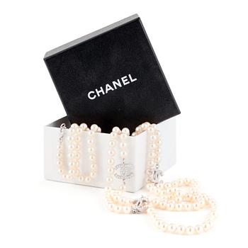 648. CHANEL, a decorative pearl necklace.