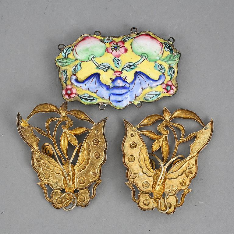 DEKORDELAR, tre stycken, metall och emalj på koppar. Qing dynastin.