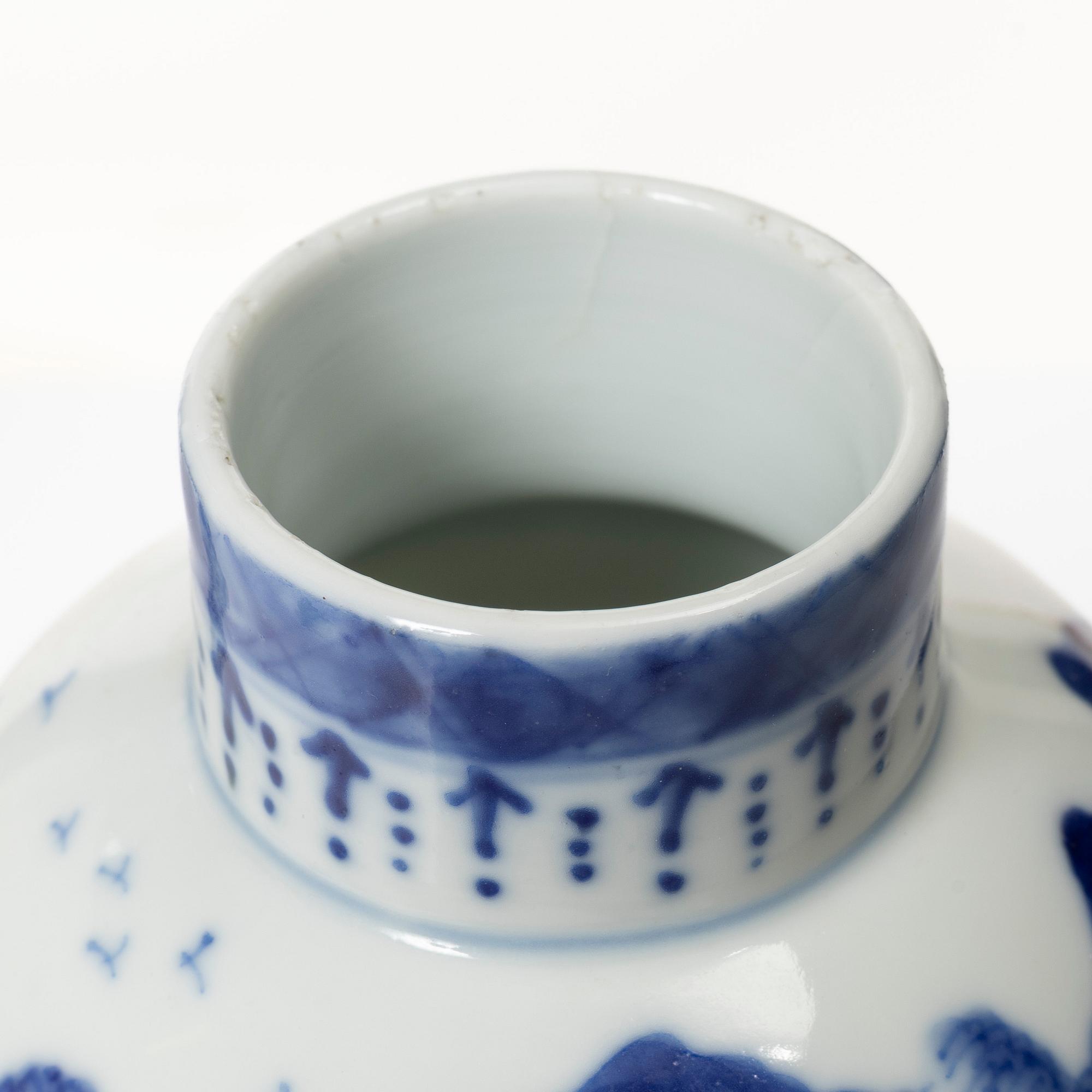 Two Chinese blue and white porcelain vases, Qing dynasty, 19th century.