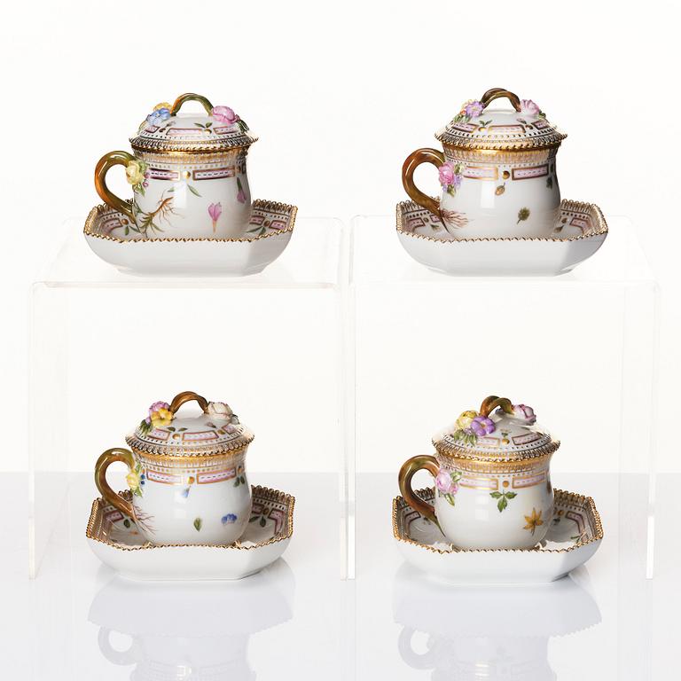 Cremekoppar med lock och fat, fyra stycken, porslin. Royal Copenhagen, "Flora Danica", Danmark, 1900-tal.