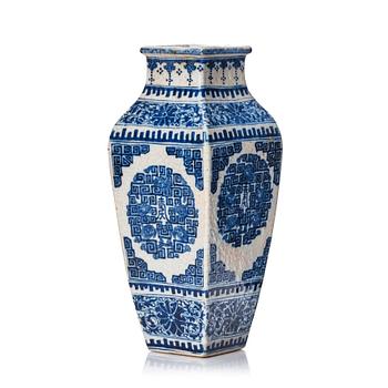 803. A Chinese blue and white soft paste/hua-shih porcelain vase, Qing dynasty, 19th Century.