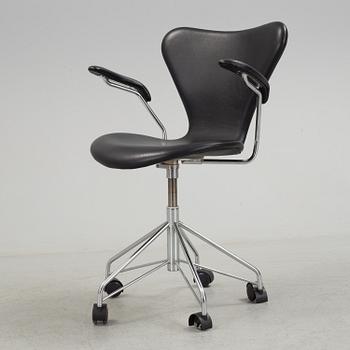 ARNE JACOBSEN, kontorsstol, "Sjuan", Fritz Hansen, 2000.
